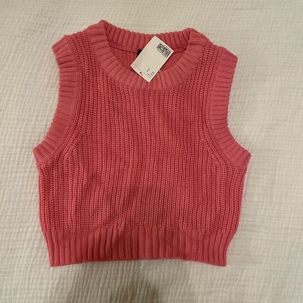 Pink cropped sweater tank